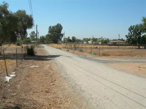703 W Clark St, Madera, CA 93638 photo 2