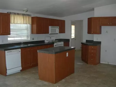 703 W Clark St, Madera, CA 93638 photo 3