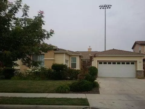 1052 Pinewood Ave, Sanger, CA 93657 photo 1