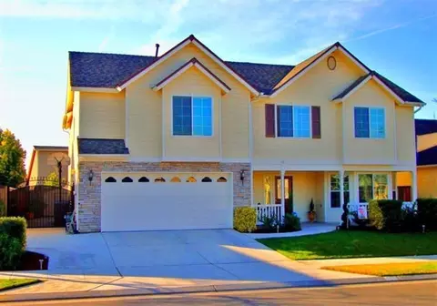 482 Powers Ave, Clovis, CA 93619 photo 1