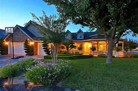 245 W Vermont Ave, Clovis, CA 93619 photo 1