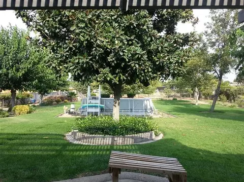 17299 Camden Dr, Madera, CA 93638 photo 2