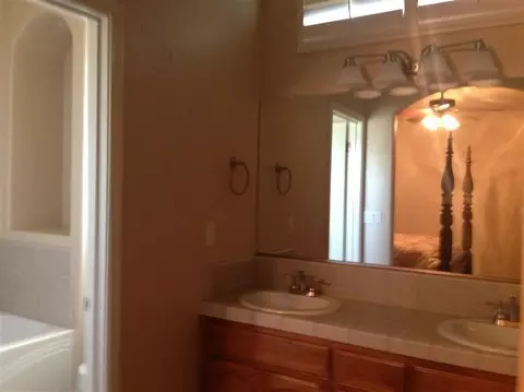 15859 W Botelho Ave, Kerman, CA 93630 photo 5