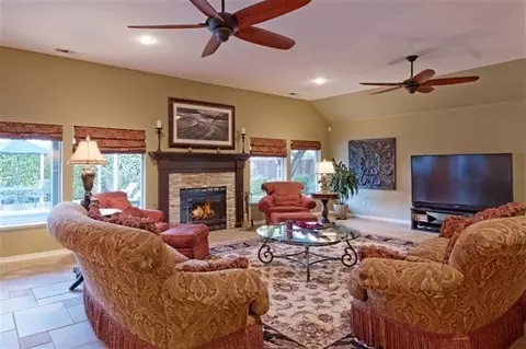 906 E Sutton Dr, Fresno, CA 93720 photo 6