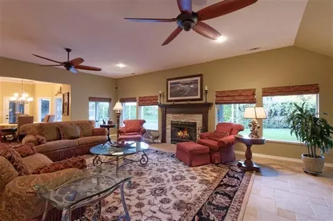 906 E Sutton Dr, Fresno, CA 93720 photo 5