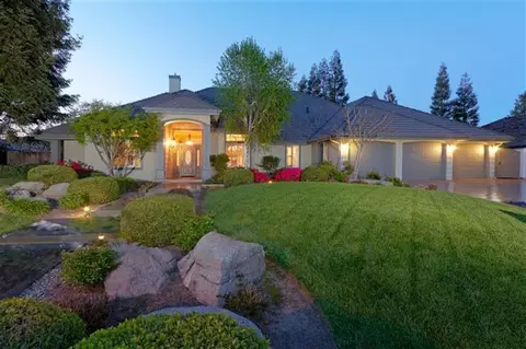 906 E Sutton Dr, Fresno, CA 93720 photo 1