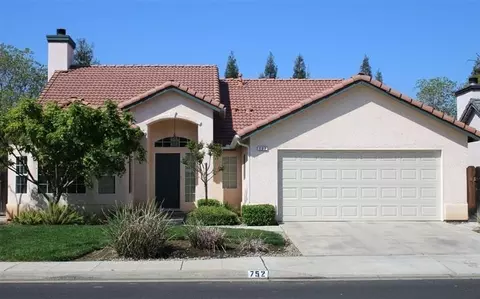 752 Hanson Ave, Clovis, CA 93611 photo 2