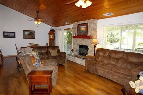 15624 W C St, Kerman, CA 93630 photo 3