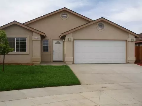 1906 Eagle Dr, Madera, CA 93638 photo 2