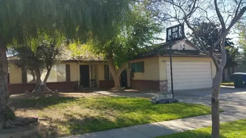 4670 E Byrd Ave, Fresno, CA 93725 photo 1