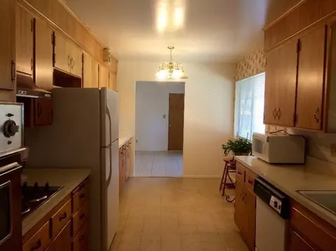 200 N Granada Dr, Madera, CA 93637 photo 6