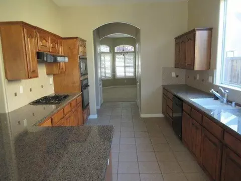 295 Serena Ave, Clovis, CA 93619 photo 2