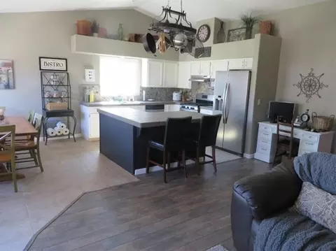 997 Harvard Ct, Madera, CA 93637 photo 2