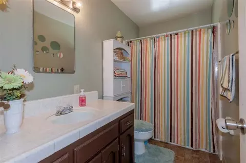 976 S Manor Dr, Kerman, CA 93630 photo 9