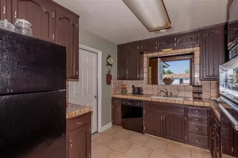 976 S Manor Dr, Kerman, CA 93630 photo 8