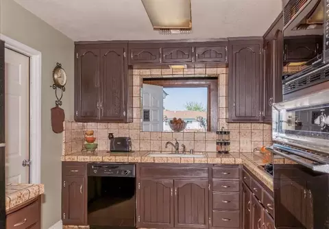976 S Manor Dr, Kerman, CA 93630 photo 6