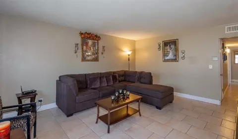 976 S Manor Dr, Kerman, CA 93630 photo 2