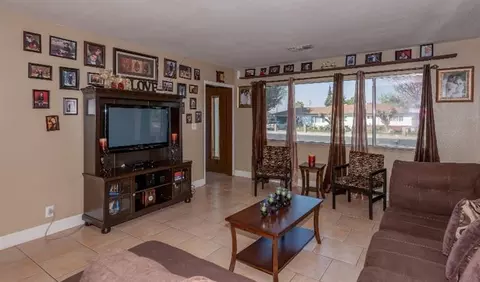 976 S Manor Dr, Kerman, CA 93630 photo 3