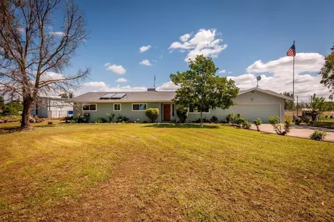 8354 Chickadee Ln, Clovis, CA 93619 photo 1