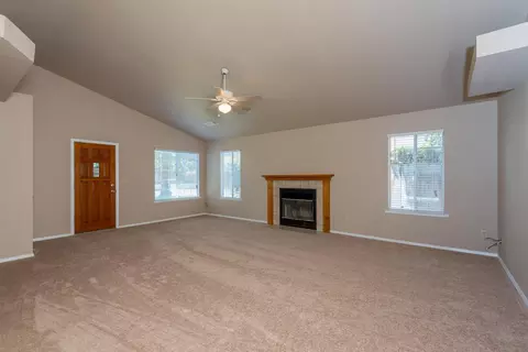 543 W Pat Dr, Clovis, CA 93612 photo 4
