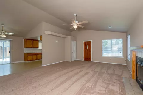 543 W Pat Dr, Clovis, CA 93612 photo 2