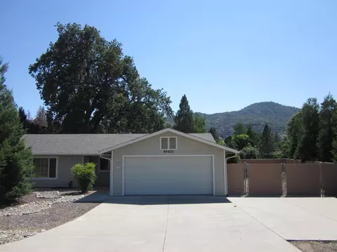 49420 Pierce Dr, Oakhurst, CA 93644 photo 2