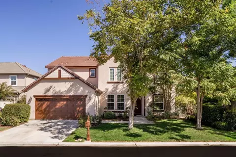 4660 N Emerald Peak Dr, Clovis, CA 93619 photo 1