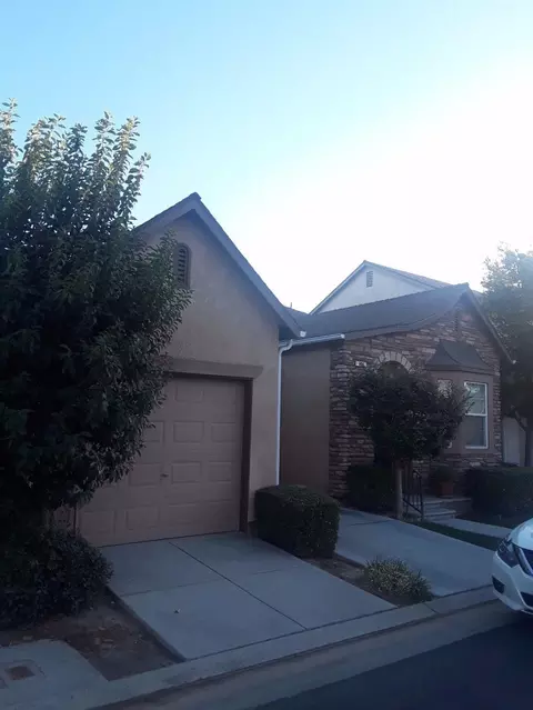 636 W Lisbon Ln, Clovis, CA 93619 photo 1