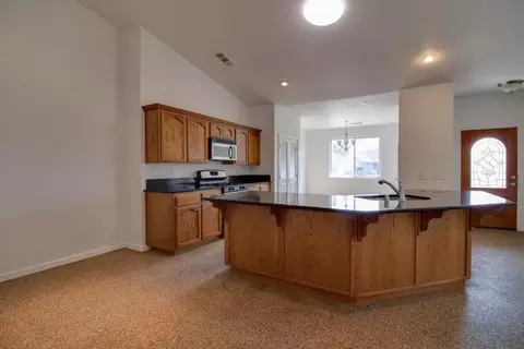 520 E Ferguson Ct, Visalia, CA 93292 photo 2