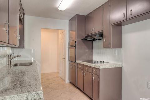 2508 Apache Ct, Modesto, CA 95350 photo 4