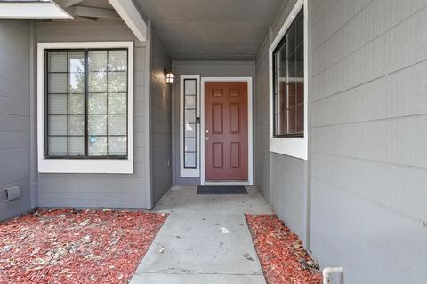 901 Champagne Ln, Modesto, CA 95351 photo 2