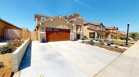 562 Forester Ln, Madera, CA 93636 photo 2