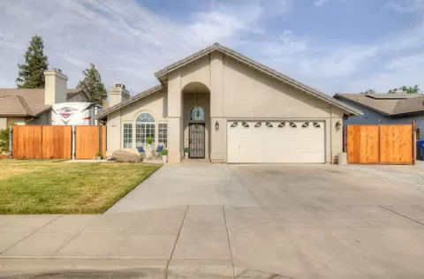 233 N Cypress Ave, Clovis, CA 93611 photo 1