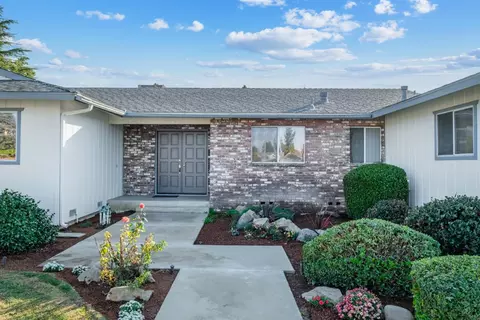 2162 Beverly Ave, Clovis, CA 93611 photo 2