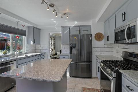 2054 Fieldview Dr, Tracy, CA 95377 photo 8