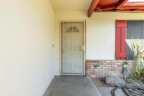 1817 Milpas Ln, Modesto, CA 95355 photo 4