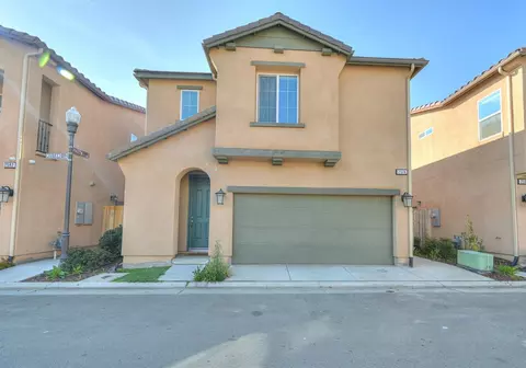 2574 Mustang Dr, Clovis, CA 93612 photo 1