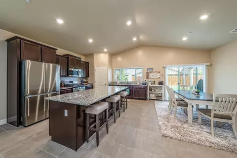 770 Strada St, Lemoore, CA 93245 photo 3