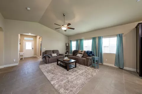 770 Strada St, Lemoore, CA 93245 photo 4