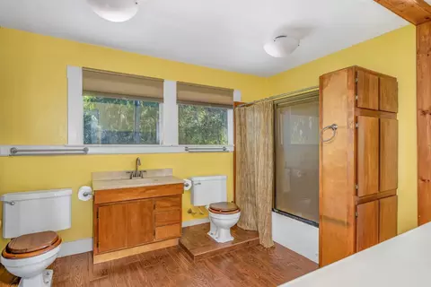 Bath - 1726 E Blossom St, Dos Palos, CA 93620 photo 4 of 6