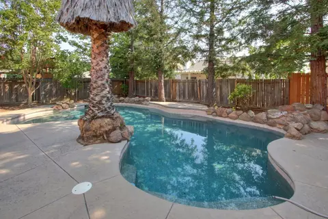 8471 Winterberry Dr, Elk Grove, CA 95624