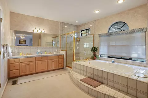 Bath - 11791 N Alpine Rd, Lodi, CA 95240 photo 4 of 6
