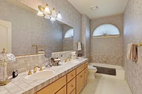 Bath - 11791 N Alpine Rd, Lodi, CA 95240 photo 2 of 6