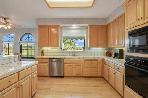 Kitchen - 11791 N Alpine Rd, Lodi, CA 95240 photo 4 of 6