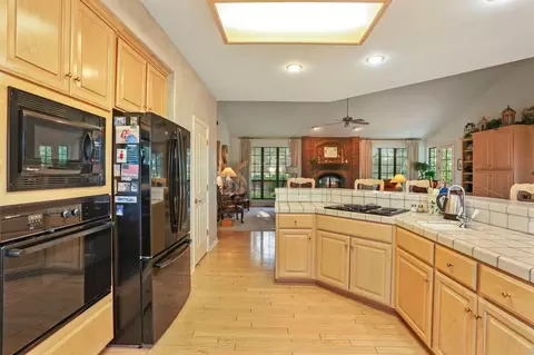 Kitchen - 11791 N Alpine Rd, Lodi, CA 95240 photo 5 of 6