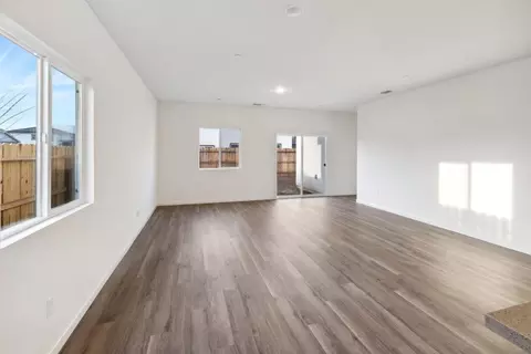 925 Derbyshire Ln, Patterson, CA 95363 photo 9