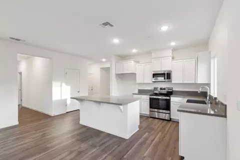 925 Derbyshire Ln, Patterson, CA 95363 photo 4