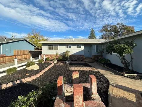 5575 Lost Ave, Rocklin, CA 95677 photo 2