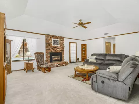 581 E Ash Ave, Hanford, CA 93230 photo 8
