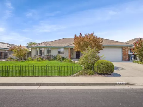 581 E Ash Ave, Hanford, CA 93230 photo 1